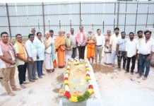 ವಿಜಯನಗರ ಯೋಗ ನರಸಿಂಹಸ್ವಾಮಿ ದೇವಸ್ಥಾನದ ರಾಜಗೋಪುರ ನಿರ್ಮಾಣ: ಉತ್ತರ ಕಲ್ಲು ಪ್ರತಿಷ್ಠಾಪನೆ