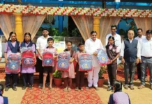 ವಿದ್ಯಾರ್ಥಿಗಳಿಗೆ ಉಚಿತ ಬ್ಯಾಗ್ ವಿತರಣೆ