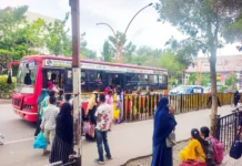 ಗಾಂಧಿ ವೃತ್ತದಲ್ಲಿ ಸಿಗ್ನಲ್ ಕೆಳಗೇ ಆಟೋ ಹಾಗೂ ಸಿಟಿ ಬಸ್ ನಿಲುಗಡೆಗೆ ಅವಕಾಶ: ಸಾರ್ವಜನಿಕರ ಆಕ್ರೋಶ