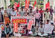 ಪ್ರವೇಶಾತಿ ಶುಲ್ಕ ಏಕಾಏಕಿ ಹೆಚ್ಚಳ: ವಿ.ಶ್ರೀ.ಕೃ. ವಿಶ್ವವಿದ್ಯಾಲಯದ ಮುಂದೆ ವಿದ್ಯಾರ್ಥಿಗಳ ಪ್ರತಿಭಟನೆ