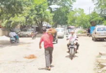 ಸ್ವಂತ ಹಣದಿಂದ ರಸ್ತೆ ಗುಂಡಿ ಮುಚ್ಚಿದ ಕೂಲಿ ಕಾರ್ಮಿಕ!