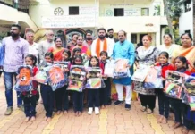 ಶಾಲಾ ಬ್ಯಾಗ, ಪುಸ್ತಕ ವಿತರಣೆ