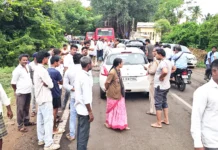ಮದರಖಂಡಿ ಕ್ರಾಸ್ನಲ್ಲಿ ಬಸ್ಗೆ ಕಾರು ಡಿಕ್ಕಿ; ತಪ್ಪಿದ ಅನಾಹುತ