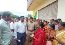 ಬಾರ್ ಮುಚ್ಚಿಸುವಂತೆ ಬಾರ್ಗೆ ಬೀಗ ಜಡಿದು ಗ್ರಾಮದ ಮಹಿಳೆಯರಿಂದ ಬೃಹತ್ ಪ್ರತಿಭಟನೆ