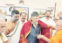 ವಿದ್ಯಾಕಣ್ವವಿರಾಜತೀರ್ಥರಿಂದ ಮುಖ್ಯಮಂತ್ರಿಗಳಿಗೆ ಸನ್ಮಾನ