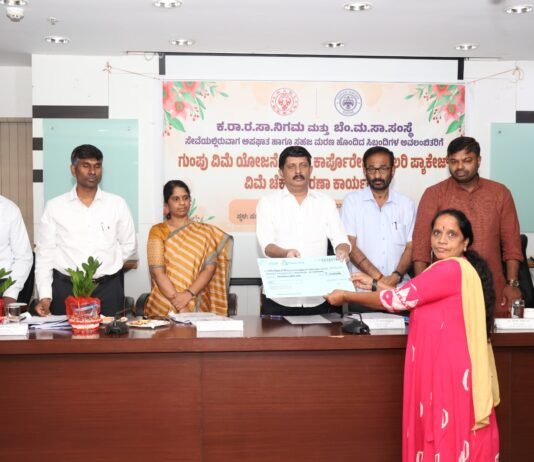 ೬೫ ಸಿಬ್ಬಂದಿಗಳ ಅವಲಂಭಿತರಿಗೆ ಕರಾರಸಾನಿದಿಂದ ವಿಮಾ ಚೆಕ್ ಪರಿಹಾರ ವಿತರಣೆ