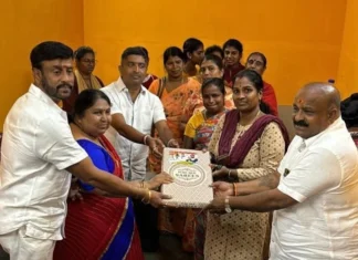 ಮಹಿಳೆಯರಿಗೆ ಸೀರೆ ವಿತರಣೆ