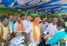 ಮಹಿಳೆಯರಿಗೆ ಸೀರೆ ವಿತರಣೆ