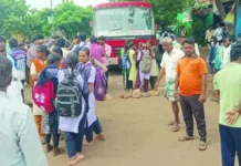 ಬಸ್ ನಿಲುಗಡೆಗೆ ಆಗ್ರಹಿಸಿ ಪ್ರತಿಭಟನೆ