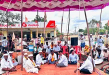 ಬೆಳೆ ವಿಮೆ ಹಣಕ್ಕಾಗಿ ನಿಂಬರ್ಗಾದಲ್ಲಿ ರೈತರ ಆಕ್ರೋಶಕ.ರ.ವೇ-ರೈತ ಸಂಘದ ನೇತೃತ್ವದಲ್ಲಿ ನೂರಾರು ರೈತರ ಪ್ರತಿಭಟನೆ