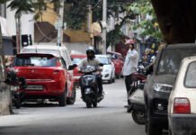 ಬೆಂಗಳೂರಲ್ಲಿ ರಸ್ತೆ ಬದಿ ಕಾರು ಪಾರ್ಕಿಂಗ್ಗೆ ವರ್ಷಕ್ಕೆ ರೂ. 25,000 ಶುಲ್ಕ: ಕರಡು ನೀತಿ ಪ್ರಕಟ