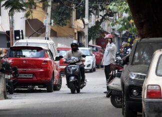 ಬೆಂಗಳೂರಲ್ಲಿ ರಸ್ತೆ ಬದಿ ಕಾರು ಪಾರ್ಕಿಂಗ್ಗೆ ವರ್ಷಕ್ಕೆ ರೂ. 25,000 ಶುಲ್ಕ: ಕರಡು ನೀತಿ ಪ್ರಕಟ
