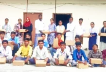 ವಿದ್ಯಾರ್ಥಿಗಳಿಗೆ ಉಚಿತ ಶೂ, ಸಾಕ್ಸ್ ವಿತರಣೆ