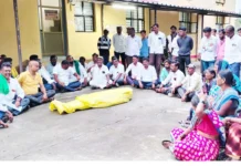 ಜೆಸ್ಕಾಂ ನಿರ್ಲಕ್ಷ್ಯಕ್ಕೆ ರೈತ ಬಲಿ: ಕಾಳಗಿ ಜೆಸ್ಕಾಂ ಕಚೇರಿ ಎದುರು ಶವವಿಟ್ಟು ರೈತ ಸಂಘಟನೆಗಳ ಪ್ರತಿಭಟನೆ