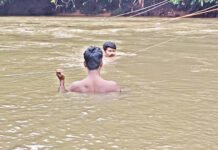 ಉಕ್ಕಿ ಹರಿಯುತ್ತಿದ್ದ ನದಿಯನ್ನು ಈಜಿ ದಾಟಿ ವಿದ್ಯುತ್ ಸಂಪರ್ಕ ಸರಿಪಡಿಸಿದ ಮೆಸ್ಕಾಂ ಲೈನ್ಮ್ಯಾನ್