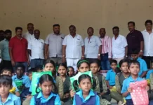 ಶಾಲ ಮಕ್ಕಳಿಗೆ ಸಮವಸ್ತ್ರ ನೀಡಿದ: ಶಾಸಕ ದರ್ಶನ್ ಮತ್ತು ಕಾಂಗ್ರೆಸ್ ಮುಖಂಡ ಶ್ರೀಕಂಠ