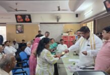 ಹಿರಿಯ ನಾಗರಿಕರ ಕಾರ್ಡ್ ವಿತರಿಸಿದ ಶಾಸಕ ಕೆ. ಗೋಪಾಲಯ್ಯ