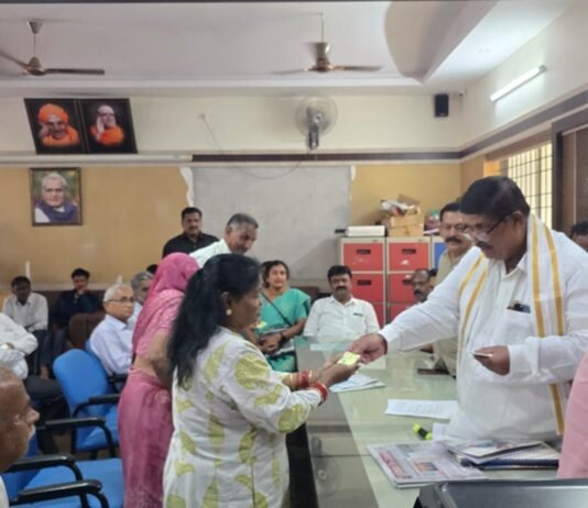 ಹಿರಿಯ ನಾಗರಿಕರ ಕಾರ್ಡ್ ವಿತರಿಸಿದ ಶಾಸಕ ಕೆ. ಗೋಪಾಲಯ್ಯ