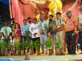 ಸಸ್ಯ ಶಾಮಲಾ ಸೇವಾ ಟ್ರಸ್ಟ್ ನಿಂದ ಸಸಿಗಳನ್ನು ವಿತರಿಸುವ ಮೂಲಕ ಪರಿಸರ ಜಾಗೃತಿ