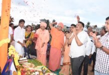 ಹಿಂದೂ ಮಹಾ ಗಣಪತಿ ಮಹೋತ್ಸವಕ್ಕೆ ಧ್ವಜ ಪೂಜೆ ಧ್ವಜ ಸ್ವಾಭಿಮಾನದ, ಗೌರವದ ಸಂಕೇತ: ಹಿರೇಮಠಶ್ರೀ