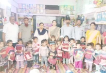 ಗೃಹಲಕ್ಷ್ಮಿ ಹಣದಿಂದ ಅಂಗನವಾಡಿ ಮಕ್ಕಳಿಗೆ ಪಠ್ಯಪುಸ್ತಕ ವಿತರಣೆ