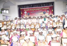 ಶ್ರೇಷ್ಠ ಶಿಕ್ಷಕ ಪ್ರಶಸ್ತಿ ಪ್ರದಾನ:ಮಕ್ಕಳಿಗೆ ಶಿಕ್ಷಣದ ಜೊತೆಗೆ ಸಂಸ್ಕಾರ ನೀಡಿ: ಮುಗುಳನಾಗಾಂವ ಪೂಜ್ಯರು