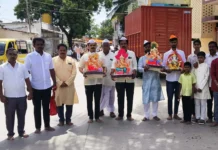 ಮನೆಗಳಿಗೆ ಗಣೇಶ ಮೂರ್ತಿಗಳನ್ನು ಬರಮಾಡಿಕೊಂಡ ಭಕ್ತರು