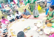 ಬಂಡೆಯ ಮೇಲೆ ಭೋಜನ ಸವಿದ ಭಕ್ತರು