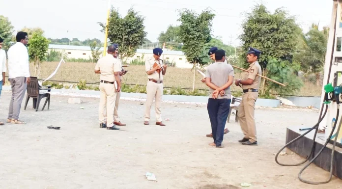 ಪೆಟ್ರೋಲ್ ಬಂಕ್ನಲ್ಲಿ ಗುಂಡಿನ ಸದ್ದು!ಬಂಕ್ ಮಾಲೀಕನ ಪಿಸ್ತೂಲ್ನಿಂದ ಫೈರಿಂಗ್: ಇಬ್ಬರಿಗೆ ಗಾಯ
