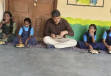 ಮಕ್ಕಳೊಂದಿಗೆ ಬಿಸಿಯೂಟ ಸವಿದ ಜಿಲ್ಲಾಧಿಕಾರಿ