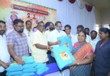 ಪೌರ ಕಾರ್ಮಿಕರಿಗೆ ದಸರೆಗೆ ಹೊಸ ಬಟ್ಟೆ ವಿತರಿಸಿದ ಮೋತ್ಕರ್