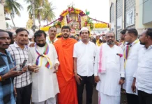 ಜಮಖಂಡಿಯಲ್ಲಿ ರಂಭಾಪುರಿ ಜಗದ್ಗುರುಗಳ ಬೆಳ್ಳಿಯ ಅಡ್ಡಪಲ್ಲಕ್ಕಿ ಮಹೋತ್ಸವ ಅದ್ಧೂರಿ!ಪಲ್ಲಕ್ಕಿ ಹೊತ್ತ ಅಂಜುಮನ್ ಎ ಇಸ್ಲಾಂ ಕಮಿಟಿ ಅಧ್ಯಕ್ಷ ತೌಫೀಕ್ ಪಾರಥನಳ್ಳಿ; ಹಿಂದೂ-ಮುಸ್ಲಿಂ ಭಾವೈಕ್ಯತೆಗೆ ಸಾಕ್ಷಿ