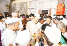 ಸಾರ್ವಜನಿಕರೊಂದಿಗೆ ಶಾಸಕ ಯತ್ನಾಳ ಬನ್ನಿ ವಿನಿಮಯ