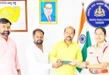 ಕಳೆದುಹೋದ ಮೊಬೈಲ್ ವಾರಸುದಾರರಿಗೆ ಒಪ್ಪಿಸಿ ಪ್ರಾಮಾಣಿಕತೆ ಮೆರೆದ ಆಟೋ ಚಾಲಕ ಮಲ್ಲಪ್ಪ ಮಡಿವಾಳ